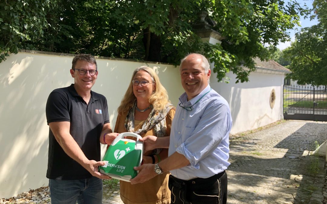 Neu: Defibrillator an Schloss-Mauer