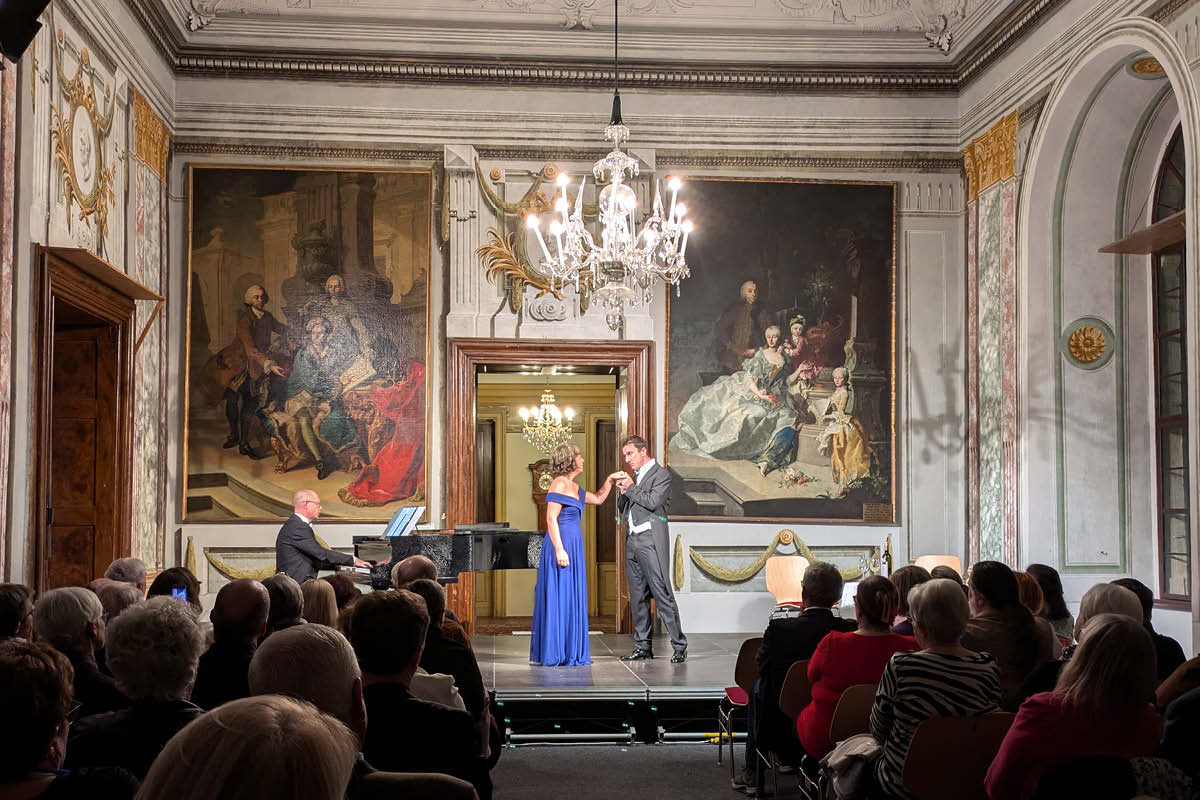 Kammermusik: Unsere Erzählkonzerte verbinden musikalische Spitzenleistungen mit lebendigen Einblicken in das Leben der Komponist:innen, Hintergründe zu ihren Werken und unterhaltsame Anekdoten, die Musik verständlich und erlebbar machen.